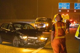 Botsing tussen auto en busje op de A1 bij Naarden, automobilist onder invloed