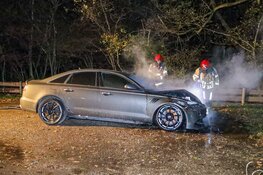 Auto in brand op verlaten parkeerplaats Naarden