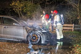 Auto in brand op verlaten parkeerplaats Naarden