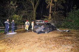 Auto in brand op verlaten parkeerplaats Naarden
