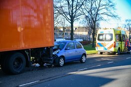 Auto rijdt tegen stilstaande trailer in Hilversum