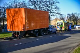 Auto rijdt tegen stilstaande trailer in Hilversum