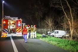 Motor vliegt uit bestelbusje bij ongeluk A1