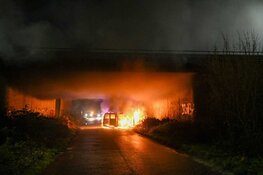 Bestelbus in brand onder viaduct A27