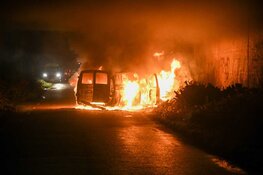 Bestelbus in brand onder viaduct A27