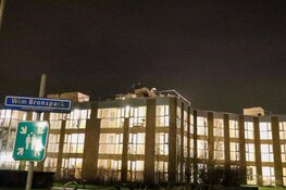 Bouwspullen waaien bijna van dak wooncomplex in Bussum