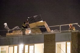 Bouwspullen waaien bijna van dak wooncomplex in Bussum