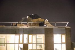 Bouwspullen waaien bijna van dak wooncomplex in Bussum