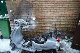 Scooter verwoest door brand in Bussumse achtertuin