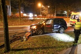 Auto knalt op boom, bestuurder onder invloed