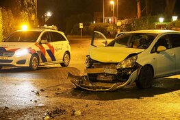 Aanrijding tussen twee auto's: één gewonde