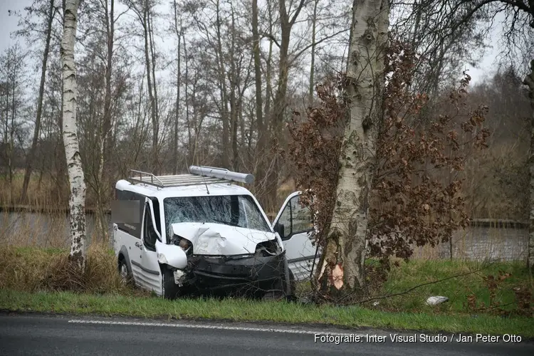 Bestelbus tegen boom gereden in Kortenhoef