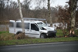 Bestelbus tegen boom gereden in Kortenhoef