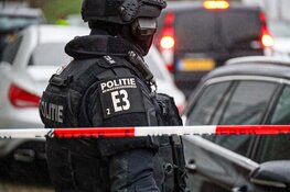 Grootscheepse politie-inval bij bedrijf in Naarden