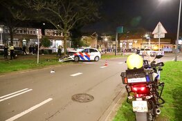 Politieauto met spoed rijdt tegen boom in Hilversum