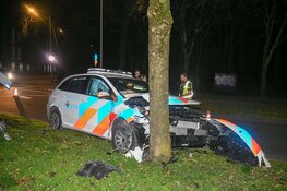 Politieauto met spoed rijdt tegen boom in Hilversum