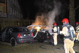 Auto in brand aan Vivaldipark in Hilversum