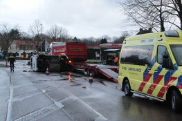 Ongeval op grens Eemnes/Laren: busje gelanceerd door oplegger