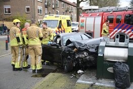Ongeluk in Hilversum: auto tegen ondergrondse container
