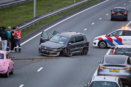 Auto tegen vangrail op A1 bij Laren