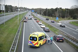 Auto tegen vangrail op A1 bij Laren