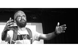 Geluksbrenger verbeeldt hardlooptocht van 72 marathons in theaterstuk