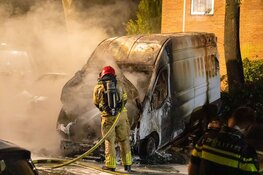 Twee auto’s en bestelbus in brand in Bussum