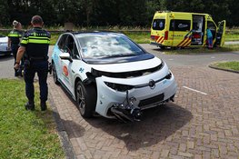 Taxi en scooter in botsing in Naarden