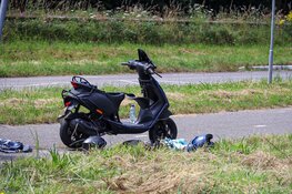 Taxi en scooter in botsing in Naarden