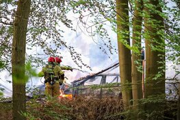Schuur met twee voertuigen uitgebrand in Naarden