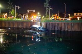 Automobiliste onder invloed rijdt te water in Blaricum