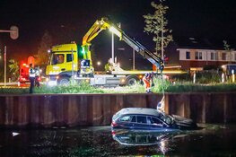 Automobiliste onder invloed rijdt te water in Blaricum