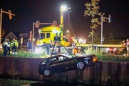 Automobiliste onder invloed rijdt te water in Blaricum