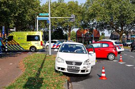 Twee auto's in botsing op Larenseweg in Hilversum