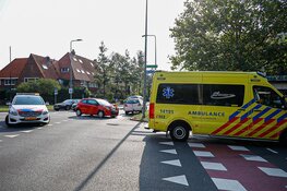 Twee auto's in botsing op Larenseweg in Hilversum