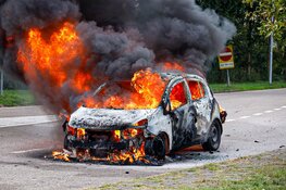 Auto in brand op A1 bij Naarden