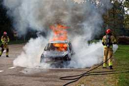 Auto in brand op A1 bij Naarden