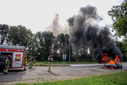 Auto in brand op A1 bij Naarden