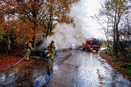 Auto in brand tijdens het rijden in Laren