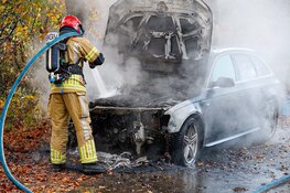 Auto in brand tijdens het rijden in Laren