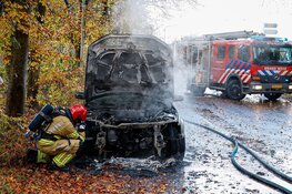 Auto in brand tijdens het rijden in Laren