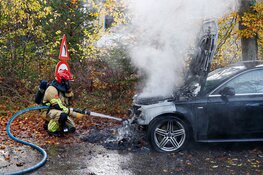 Auto in brand tijdens het rijden in Laren