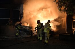 Brand op oprit in Hilversum: twee auto's en aanhanger total loss