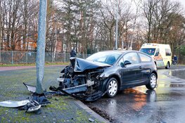 Auto tegen lantaarnpaal gebotst in Hilversum