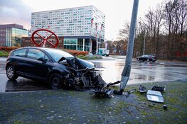 Auto tegen lantaarnpaal gebotst in Hilversum