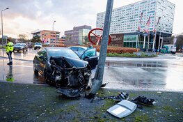 Auto tegen lantaarnpaal gebotst in Hilversum