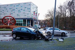 Auto tegen lantaarnpaal gebotst in Hilversum