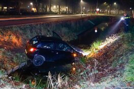 Auto te water gereden in Eemnes