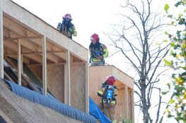 Korte brand in dak van aanbouw in Laren