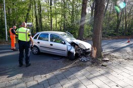 Auto botst tegen boom in Naarden